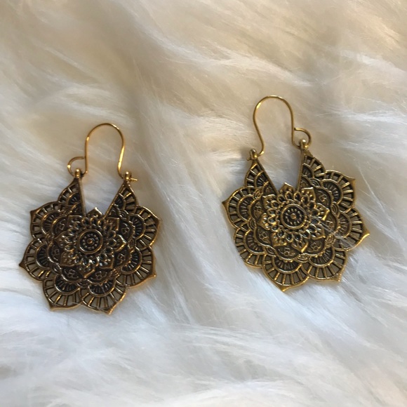 Jewelry - Mini boho gold tone earrings